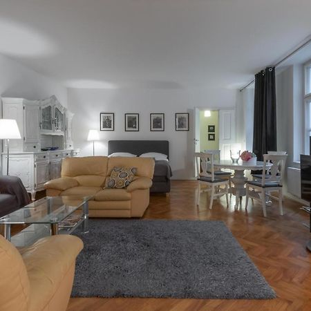 Apartman Carolinum Prague Luaran gambar