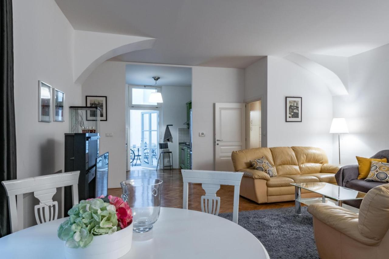Apartman Carolinum Prague Luaran gambar