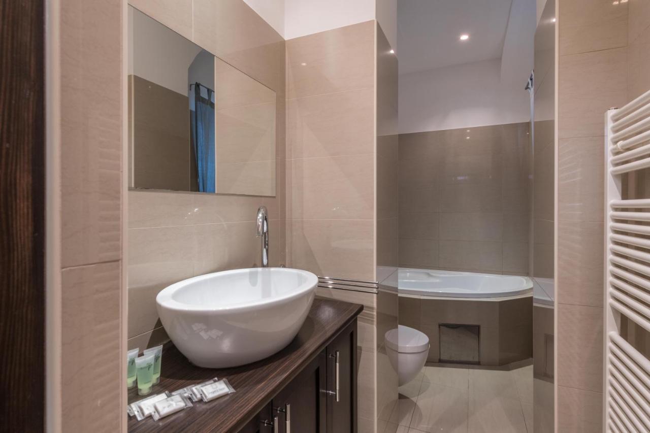 Apartman Carolinum Prague Luaran gambar